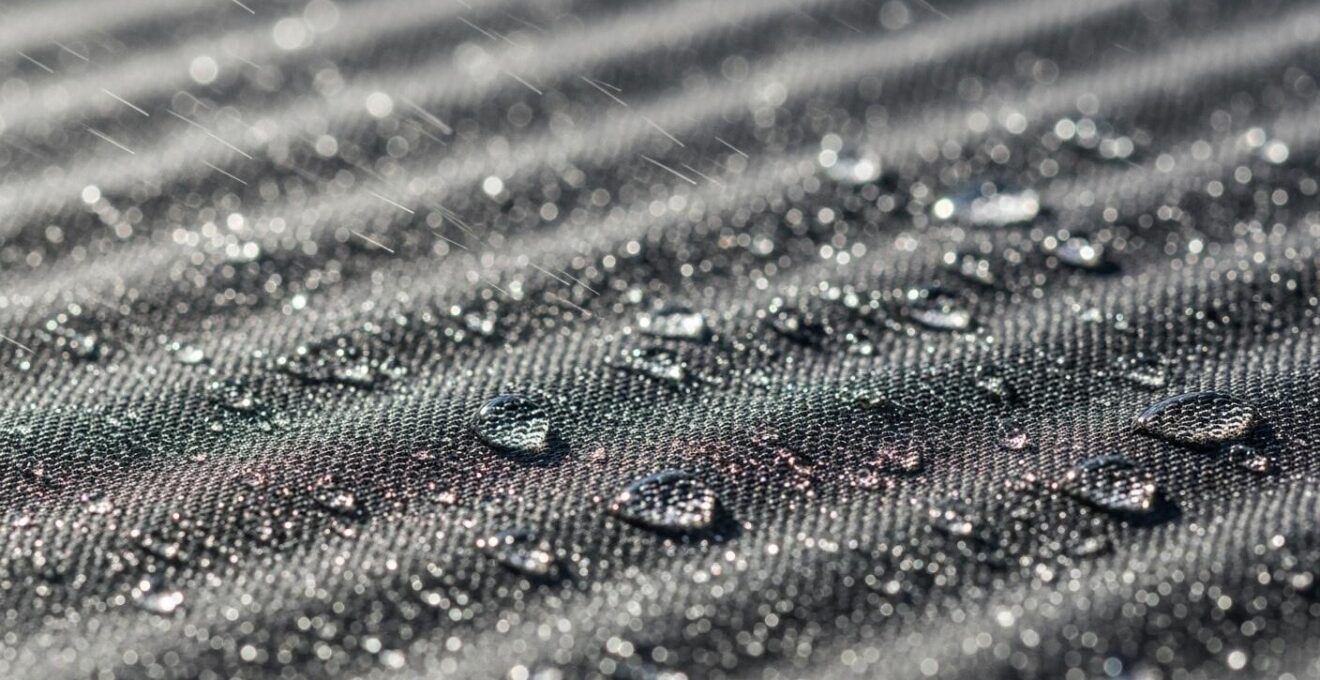 Veste imperméable Gore-Tex sous une pluie battante avec vent dans un environnement islandais